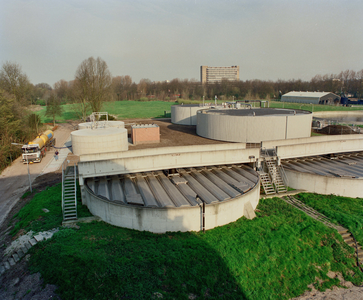 840230 Gezicht op enkele nabezinktanks van de rioolwaterzuiveringsinrichting (RZI, Zandpad 1) te Utrecht.